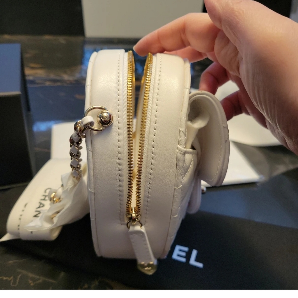 Chanel heart bag large size in white - Picture 3 of 16